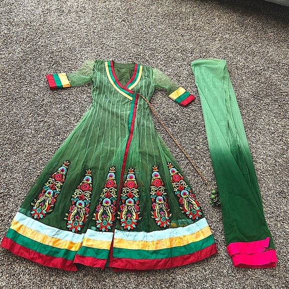 Indian 3 piece Anarakli suit with two shade dupatta/stole and pajami. - Picture 2 of 4